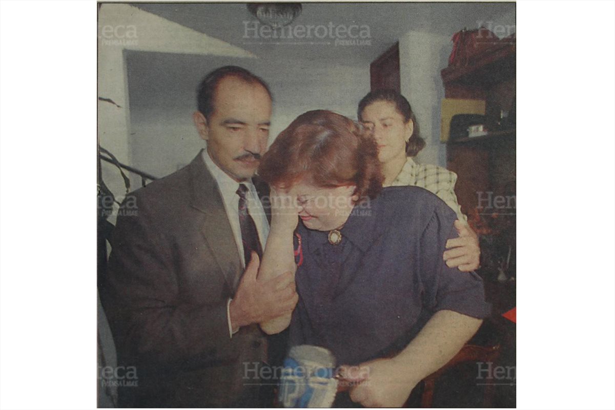 25/10/1996 Beverly Richardson de Solé, es consolada luego de un llamado a los secuestradores (Foto: Hemeroteca PL)