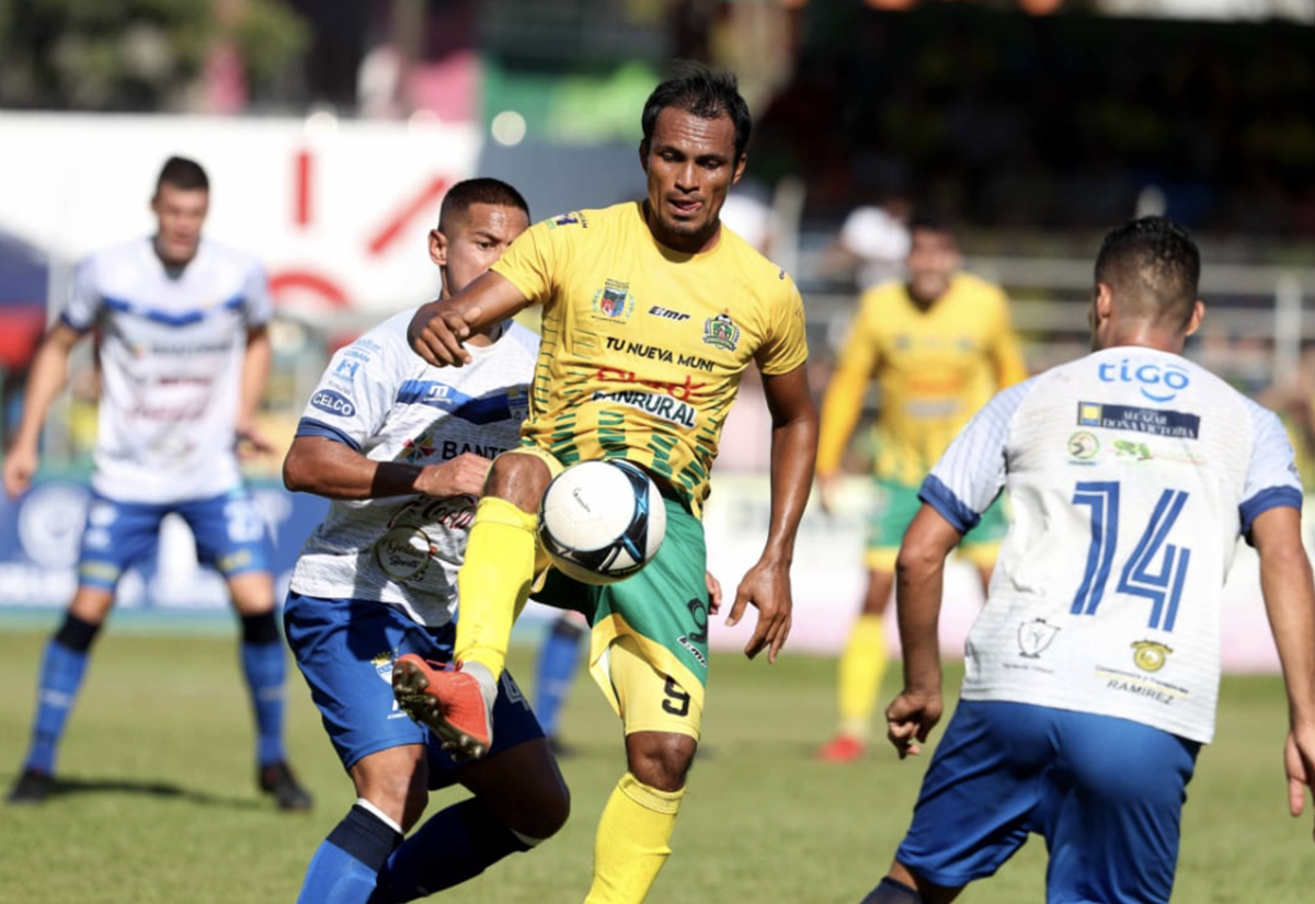 El goleador hondureño Ángel Rodríguez estuvo lejos de anotar para Guastatoya. (Foto Prensa Libre: Carlos Vicente)
