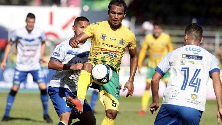 El goleador hondureño Ángel Rodríguez estuvo lejos de anotar para Guastatoya. (Foto Prensa Libre: Carlos Vicente)