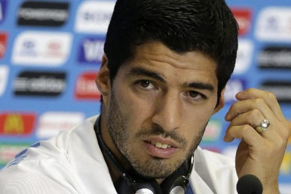 Luis Suárez pide perdón a la familia del futbol por su actuación. (Foto Prensa Libre: AFP)