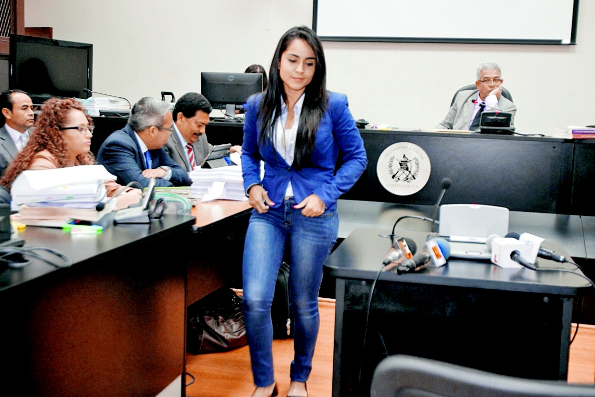 Los detenidos se identificaron ante el juez Miguel Gálvez, quien les hizo saber los cargos que el MP les señala. En la foto, la procesada Julia María Murillo Artiaga.