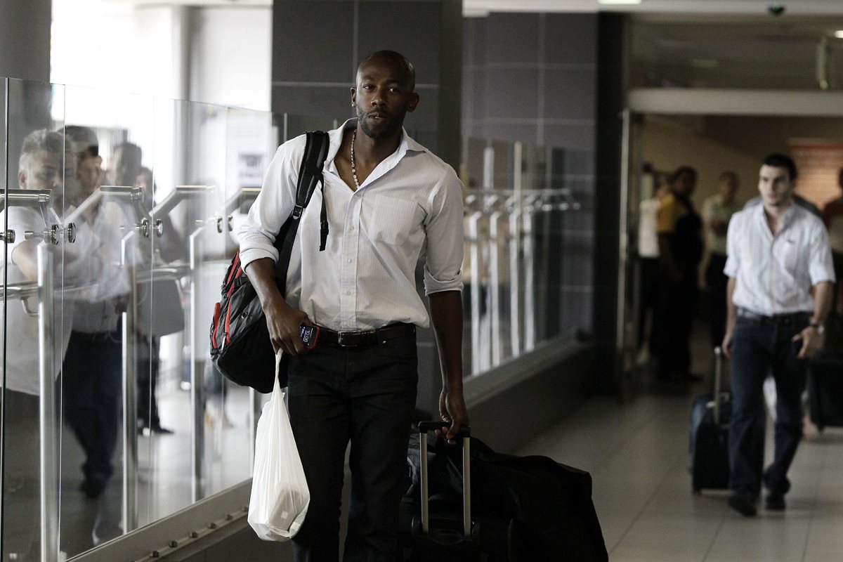 Paulo César Wanchope, arribó hoy en el aeropuerto Juan Santamaría. (Foto Prensa Libre: EFE)