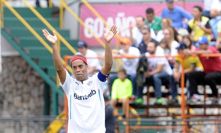 Ronaldinho se presentó en Guatemala en julio del 2016, también para compartir con niños y jugar un partido amistoso. (Foto Prensa Libre: Francisco Sánchez)