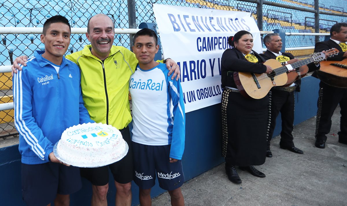 Pacay y Julajuj degustaron pastel, durante el reconocimiento que les hicieron en el Doroteo. (Foto Prensa Libre: Francisco Sánchez).