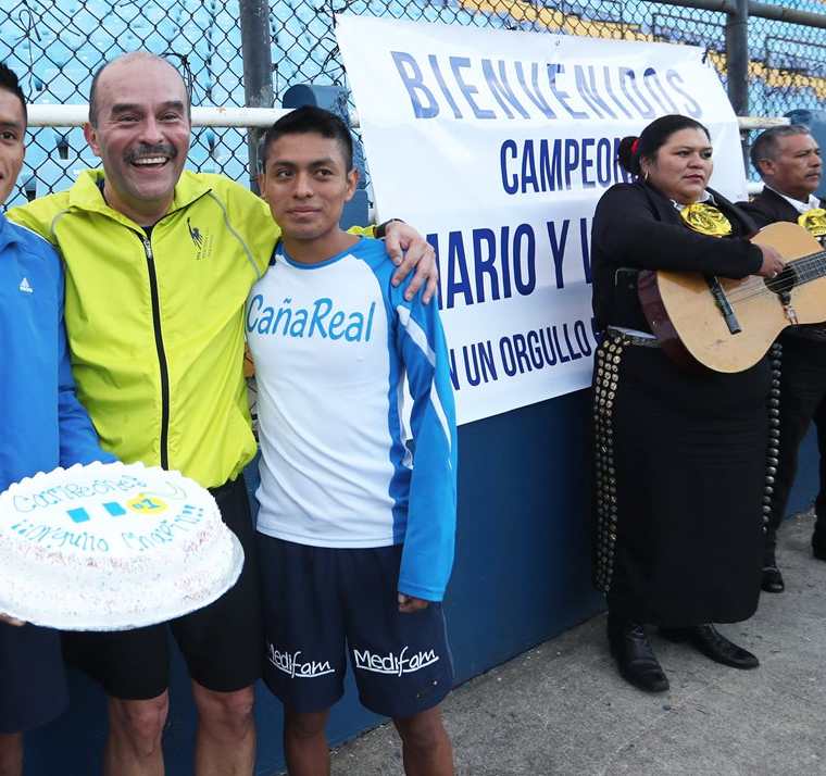 Pacay y Julajuj degustaron pastel, durante el reconocimiento que les hicieron en el Doroteo. (Foto Prensa Libre: Francisco Sánchez).