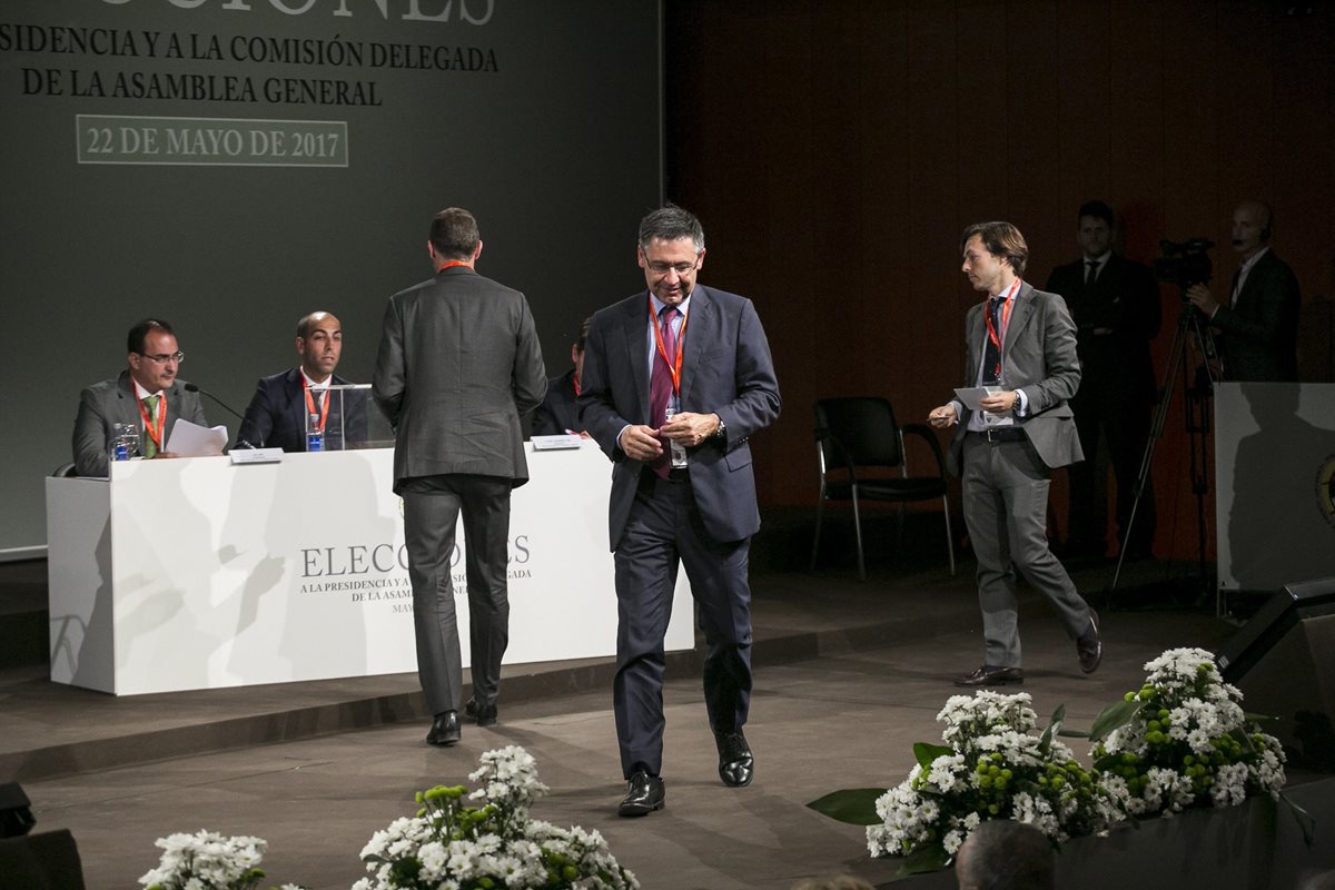 El actual presidente del Barcelona, Josep María Bartomeu estuvo implicado junto a Sandro Rosell por el fichaje de Neymar. (Foto Prensa Libre: EFE)