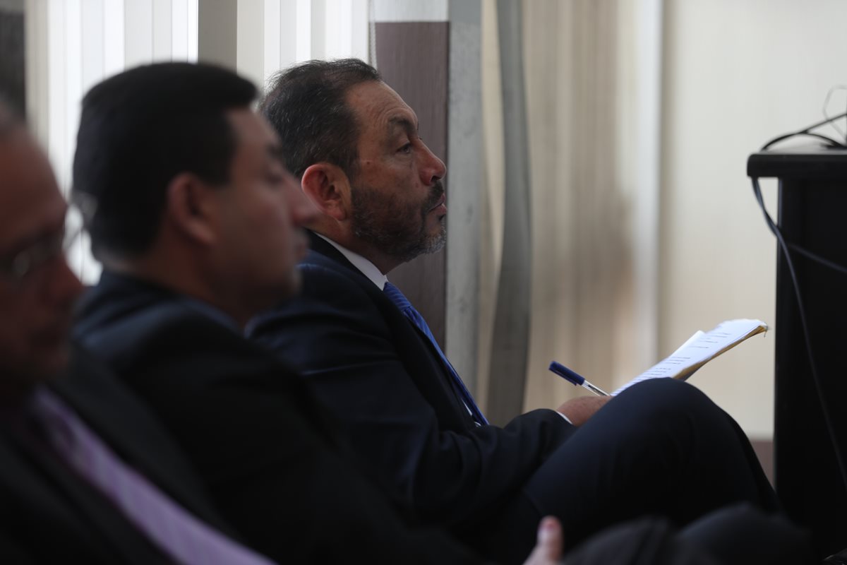 Mauricio López Bonilla (corbata azul) exministro de gobernación, durante el debate del caso Patrullas -fase 1- en el Tribunal Séptimo de Sentencia. (Foto Prensa Libre: Óscar Rivas)