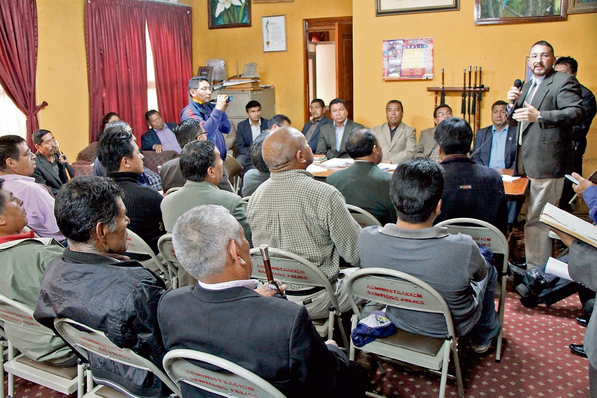 Pobladores de Momostenango, Totonicapán, se reúnen con autoridades de la Municipalidad en busca de frenar el cobro y administración del IUSI.
