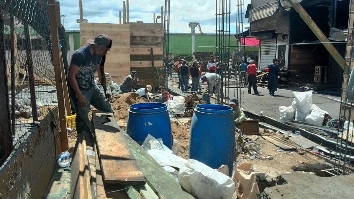 Los vendedores afecatados por el incendio en el mercado La Terminal ya reconstruyen sus puestos de venta. (Foto Prensa Libre: Estuardo Paredes)