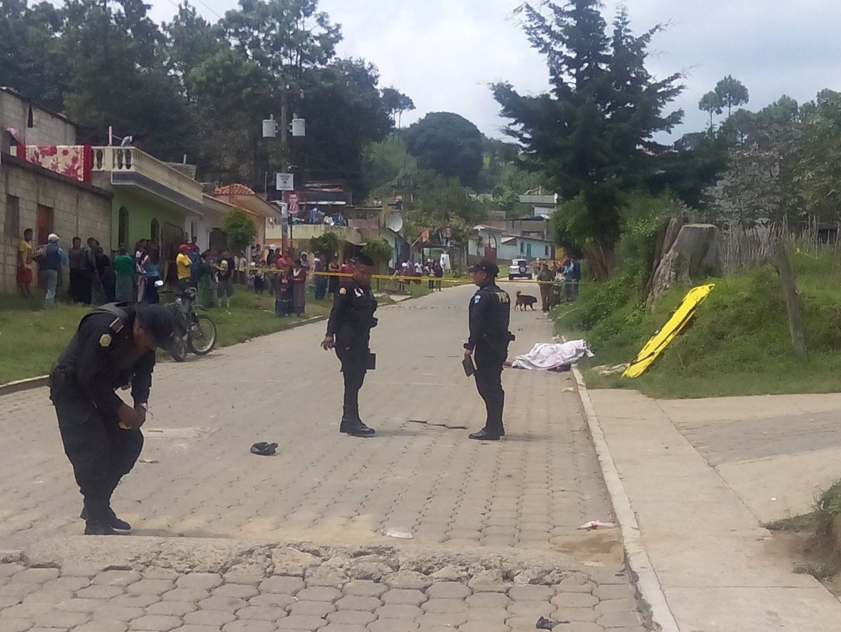 Agentes policiales acordonan escena del crimen donde murieron dos hombres, en la cabecera de Chimaltenango. (Foto Prensa Libre: Víctor Chamalé)