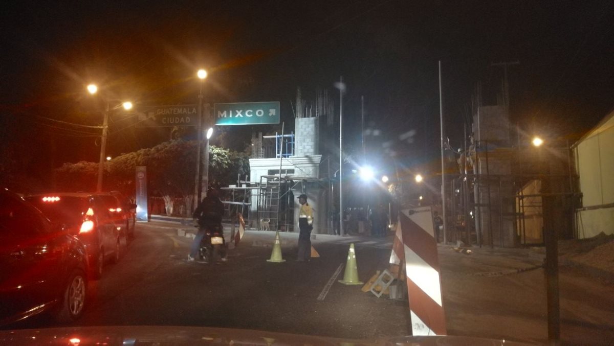 Por la construcción del arco ha sido necesario el cierre de la calle en altas horas de la noche. (Foto Prensa Libre: Óscar Felipe Q.)