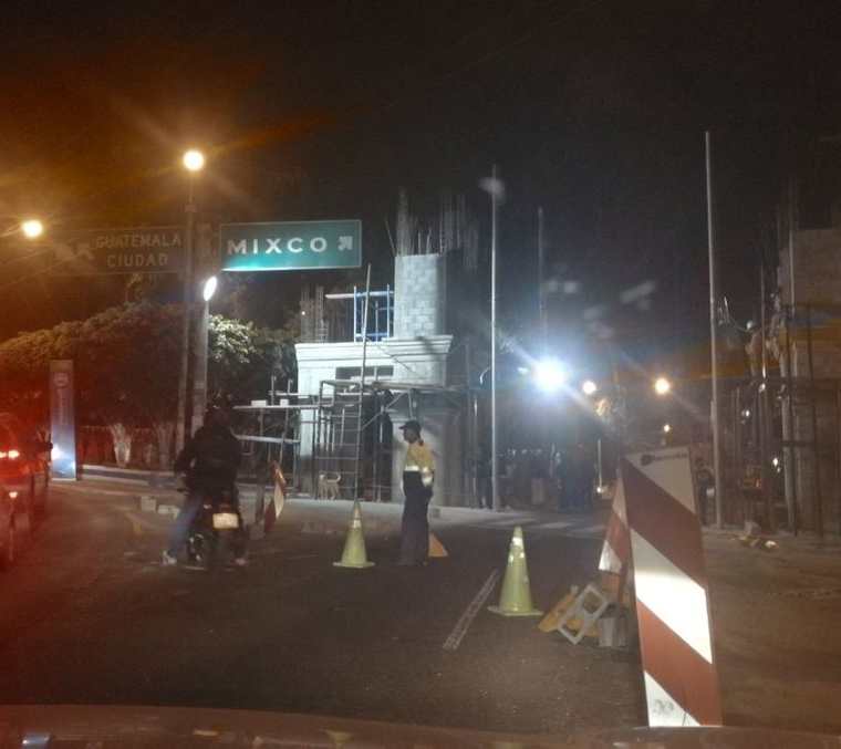 Por la construcción del arco ha sido necesario el cierre de la calle en altas horas de la noche. (Foto Prensa Libre: Óscar Felipe Q.)