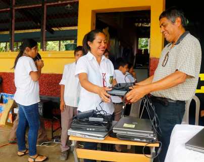 Organización quetzalteca dona computadoras a escuela de San Felipe