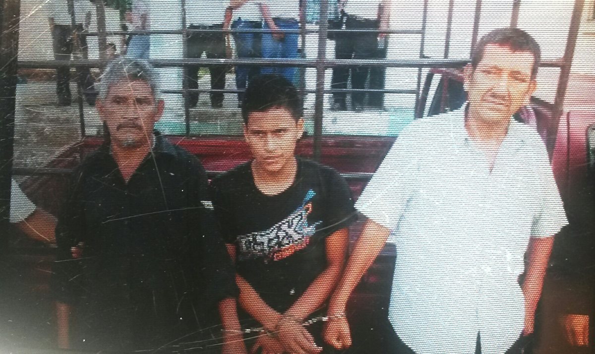 Los tres capturados por la PNC en Génova, Quetzaltenango, son acusados de robo de ganado. (Foto Prensa Libre: Alexander Coyoy)