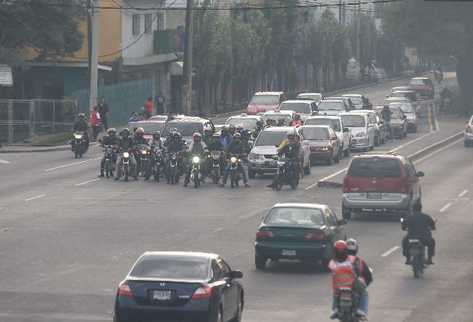 Motoristas, sin   el más mínimo temor a ser sancionados, circulan por la calle Martí, zona 6.