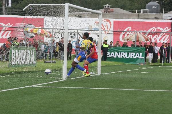 Luis Martínez —derecha —, anota el segundo gol para Xelajú, en el encuentro amistoso disputado ayer contra Suchi. (Foto Prensa Libre: Aroldo Marroquín)