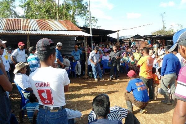 Habitantes de  San Antonio Chiquito dialogan acerca del apoyo que esperan por parte del Gobierno. (Foto Prensa Libre: Óscar Figueroa)