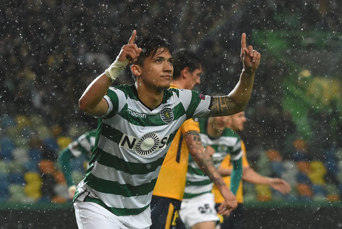 El delantero Fredy Montero celebra el único gol del Sporting en el duelo frente al Atlético de Madrid. (Foto Prensa Libre: AFP)