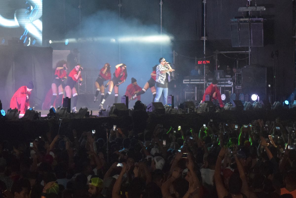 Daddy Yankee se encargó de poner a todos a bailar en el Brahva Summer Fest, que se realizó el sábado por la noche en ruta a Puerto Quetzal. (Foto Prensa Libre, Enrique Paredes)