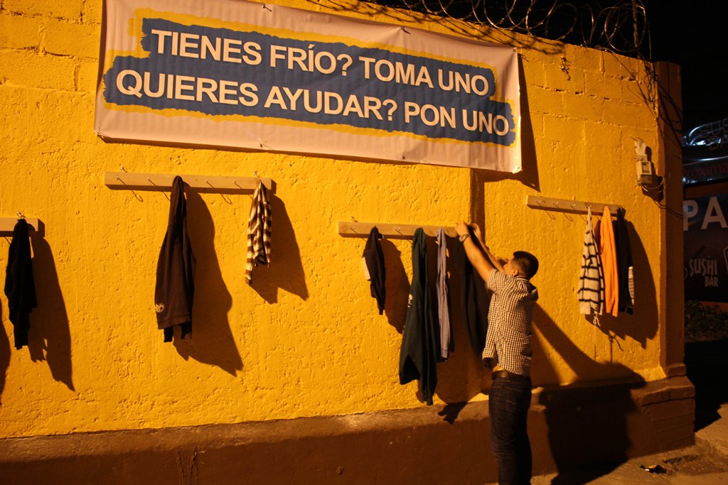 Vecino de Cobán, Alta Verapaz, coloca un suéter para que alguien que lo necesite lo tome para abrigarse en esta temporada de frío. (Foto Prensa Libre: Eduardo Sam).