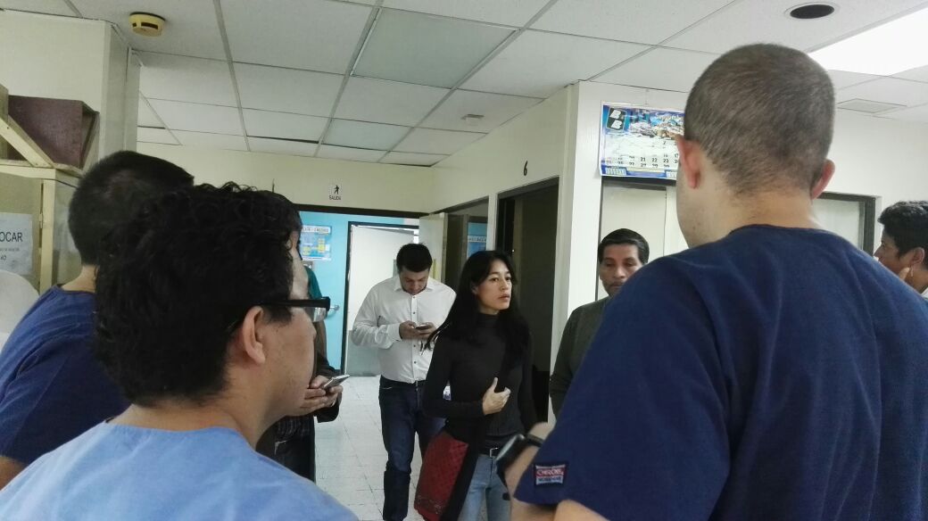 Ministra de Salud, Lucrecia Hernández, llegó al hospital general la noche del viernes para hablar con el personal, después de la muerte de la comunicadora Ana Leonor Guerra Olmedo. (Foto: Cortesía)