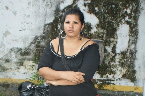 Ruth Ester Estrada Galdámez, de 25 años, fue sorprendida en una agencia bancaria ubicada en Santa Elena. (Foto Prensa Libre: PNC)