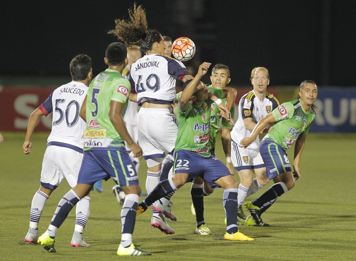Santa Tecla no dio chance al Real Salt Lake en el juego disputado anoche. (Foto Prensa Libre: AFP)