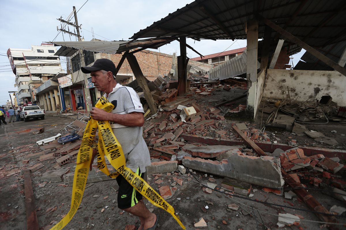 Al menos cien reos se escaparon de una cárcel en Portoviejo, Ecuador, al quedar destruido el penal por terremoto. (AFP)