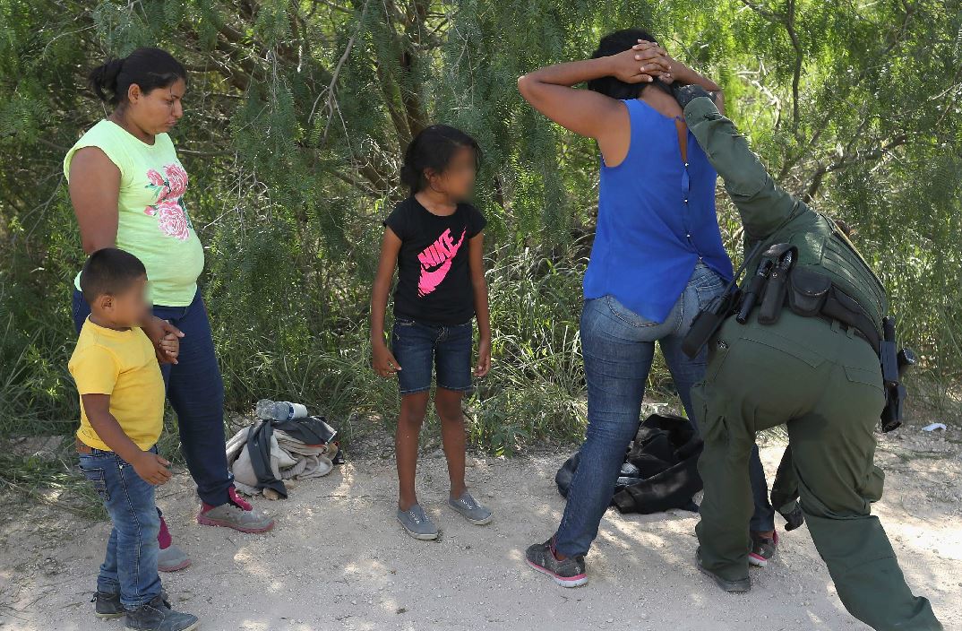 Dos madres con sus hijas llegan a la frontera de McAllen, Texas, y se entregan a las autoridades. (Foto Prensa Libre: AFP)