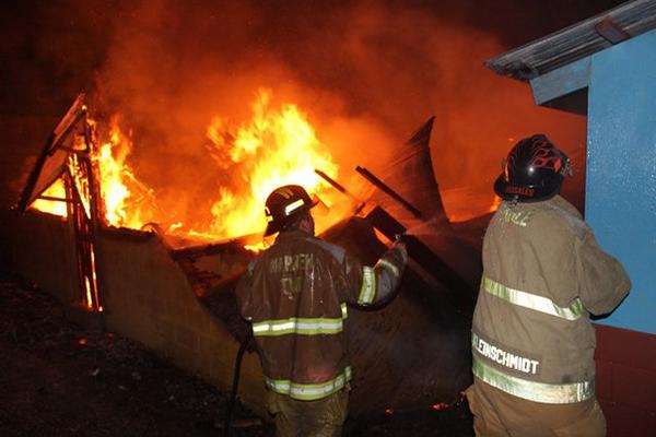 Bomberos Voluntarios de Gualán, Zacapa, sofoca incendio en vivienda. (Foro Prensa Libre: Julio Vargas)<br _mce_bogus="1"/>