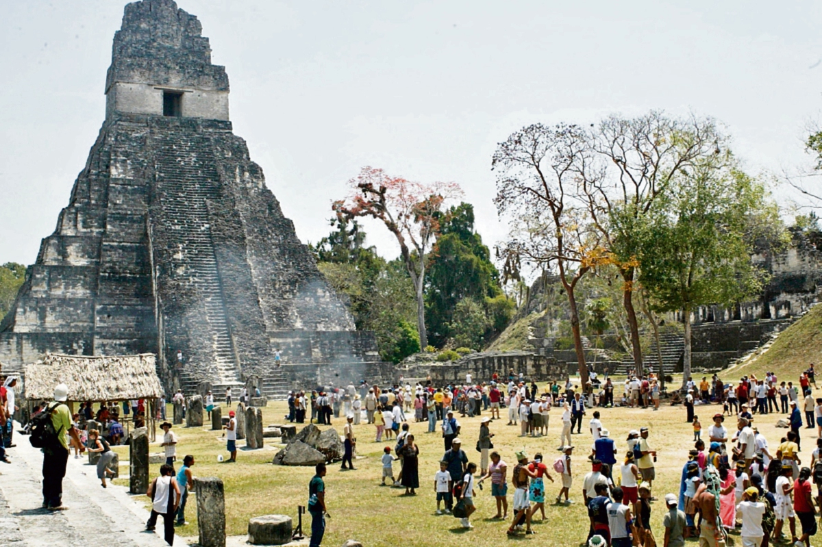 El Inguat y el Inap, junto a otros entes estatales y estudiantes del diplomado también efectuarán un diagnóstico del Parque Nacional Tikal. (Foto Prensa Libre: MYNOR DE LEON)