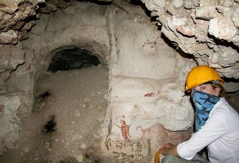 La arqueóloga Brigitte Kovacevich en las excavaciones de Cabeza de Piedra. (Foto Prensa Libre: Tomado de National Geographic)
