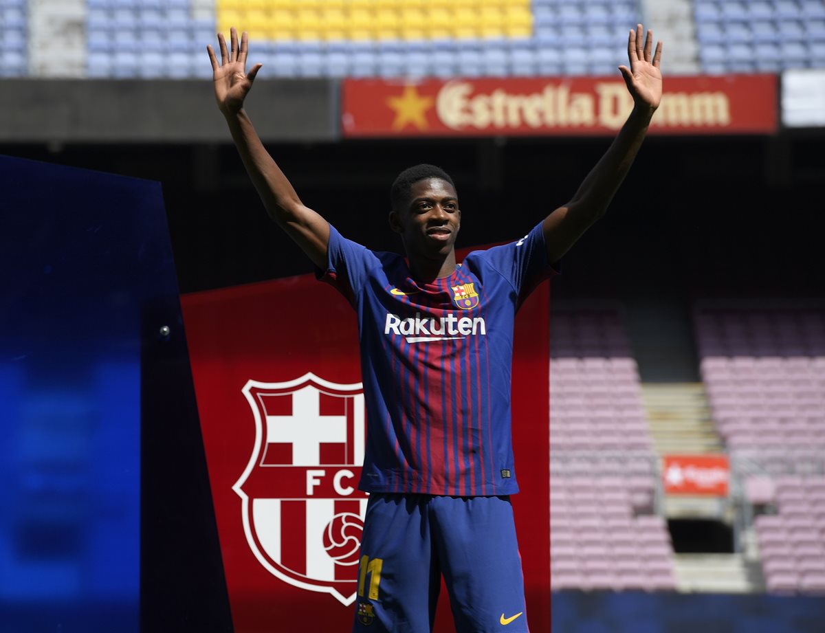 Ousmane Dembálé saluda a los aficionados en su presentación en el Camp Nou. (Foto Prensa Libre: AFP)