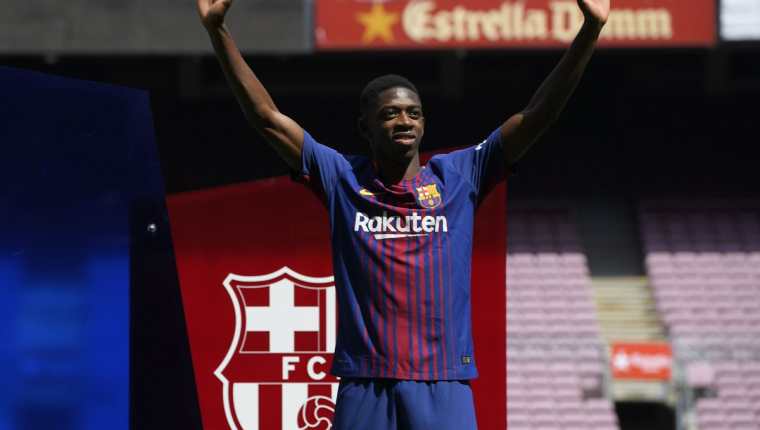 Ousmane Dembálé saluda a los aficionados en su presentación en el Camp Nou. (Foto Prensa Libre: AFP)