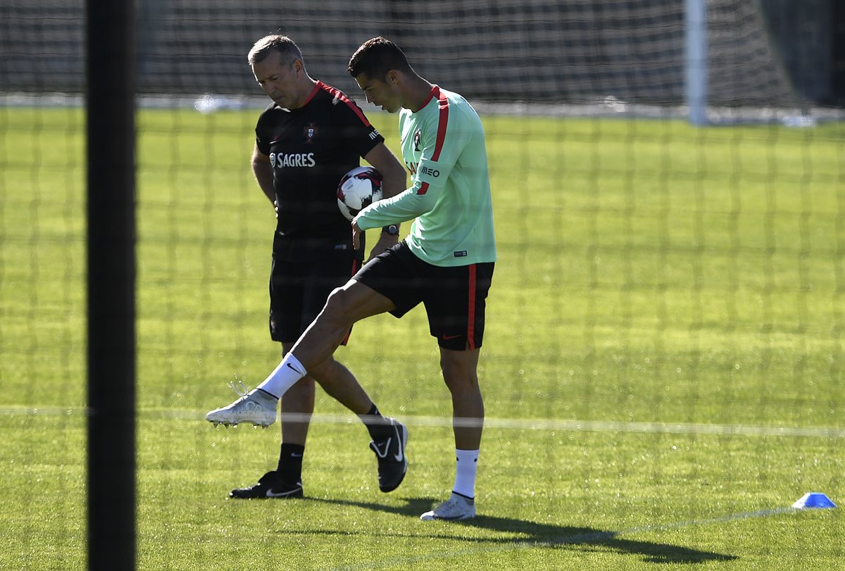 En Cristiano Ronaldo se encuentran las esperanzas de muchos portugueses de sellar el pase directo al Mundial de Rusia 2018. (Foto Prensa Libre: AFP)