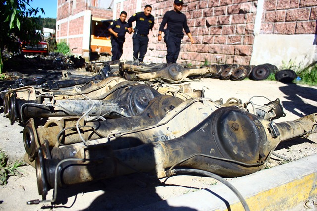 Autoridades revisan el lugar donde se efectuó un allanamiento, en Quetzaltenango. (Foto Prensa Libre: Carlos Ventura)