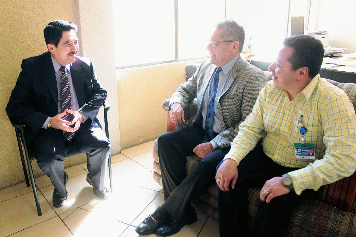 Jorge Molina,  fiscal distrital, —traje negro— Alfredo Palmieri —traje  gris— presidente de la Cámara de Comercio se reunieron en la sede del MP, en la zona 3 de Quetzaltenango. (Foto Prensa Libre: Carlos Ventura)