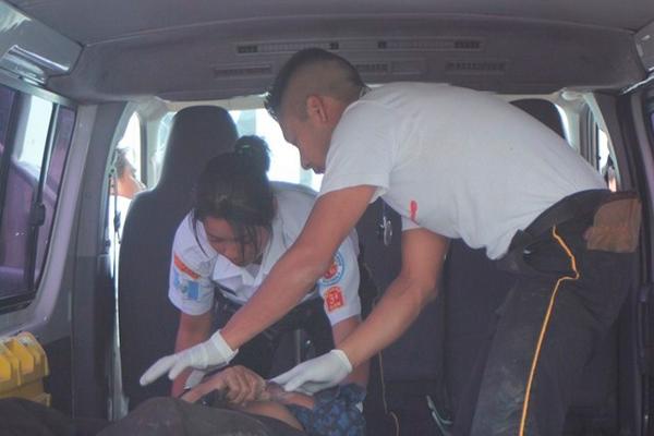 Socorristas auxilian a Song Hee Lee, quien fue baleado en Chimaltenango. (Foto Prensa Libre: Víctor Chamalé)