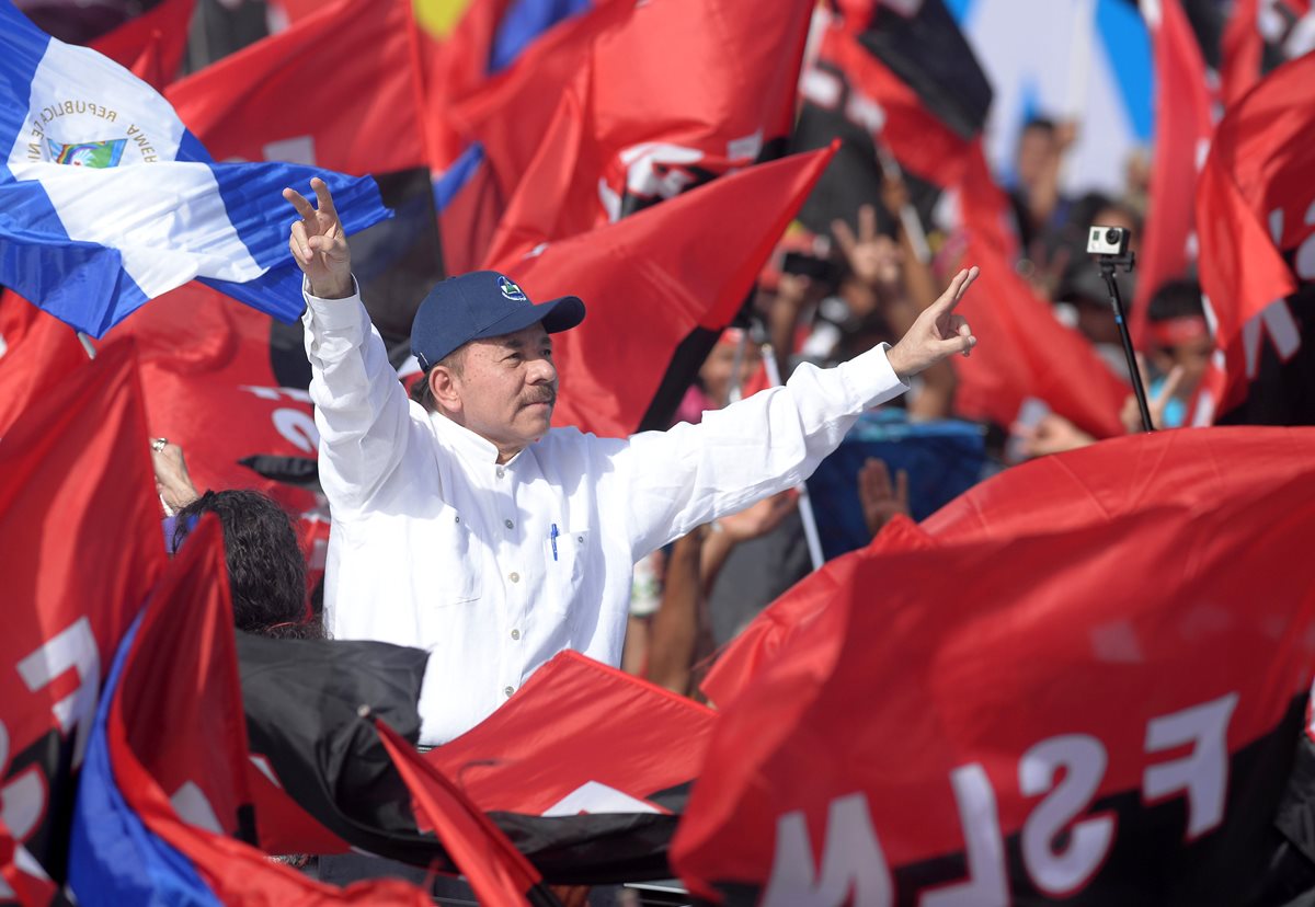 Daniel Ortega hace muestras victoria durante la conmemoración del 39 Aniversario de la Revolución Sandinista en la plaza "La Fe" en Managua. (Foto prensa Libre:AFP)