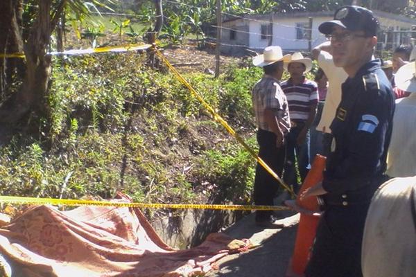 El conductor de un picop atropello a dos personas ayer en un sector de Chicamán, Quiché. (Foto Prensa Libre:Oscar Figueroa)