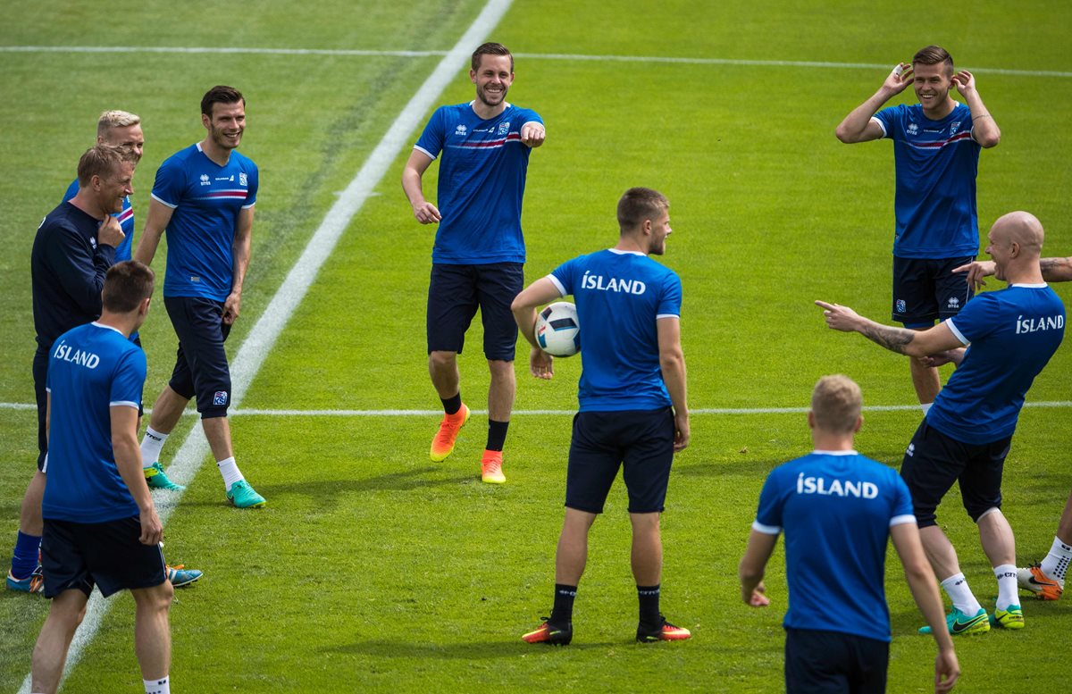 La selección de Islandia trabaja con miras al partido contra Austria en el cierre de la fase de grupos de la Eurocopa. (Foto Prensa Libre: AFP)