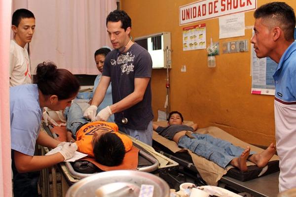 Varios menores resultaron lesionados al accidentarse el picop en el cual viajaban en Nuevo San Carlos, Retalhuleu. (Foto Prensa Libre: Rolando Miranda)<br _mce_bogus="1"/>