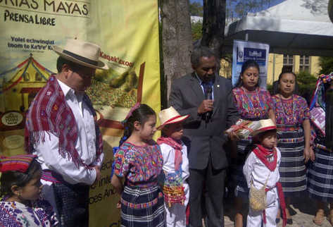 Autoridades de Educación reciben fascículos de Historia Mayas. (Foto Prensa Libre: Alex Rojas)