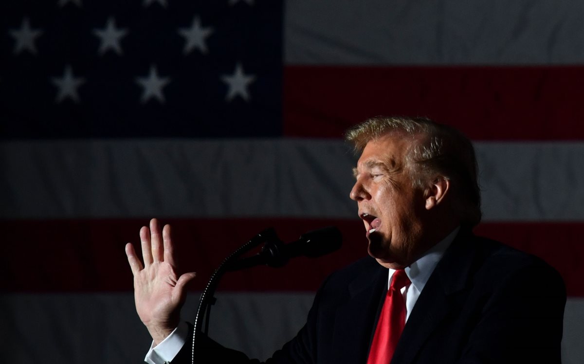 El presidente Donald Trump dijo este martes que podría acabar con el derecho a la ciudadanía para los hijos de migrantes nacidos en EE. UU. (Foto Prensa Libre: AFP)