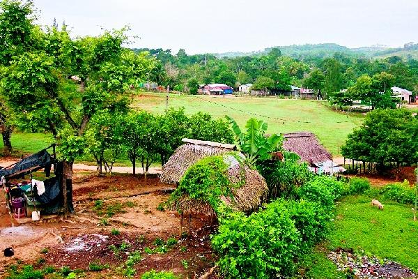 Línea imaginaria que divide Guatemala y Belice, en la  aldea El Arenal; al frente casas del lado beliceno. (Foto Prensa Libre: Archivo)