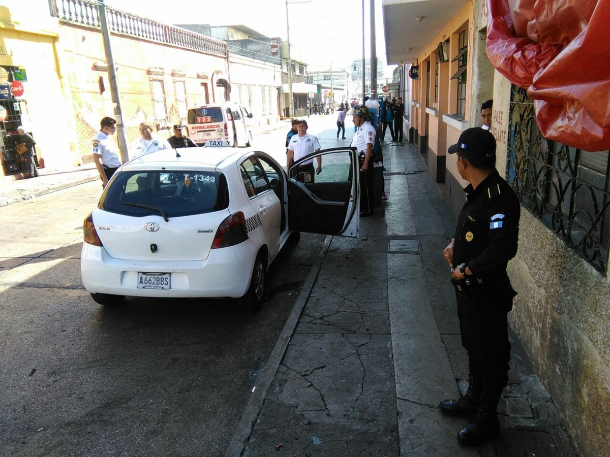 Hombre dispara contra conductor de taxi y agente de PNC lo detine cuando huía. (Foto Prensa Libre: Estuardo Paredes)