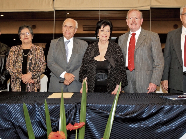 Francisco Morales Santos, Delia Quiñónez, Mario Antonio Sandoval, María del Rosario Molina —nueva integrante—, Mario Alberto Carrera y Mario Roberto Morales dirigieron el acto de la Agle. (Foto Prensa Libre: Esbin García)