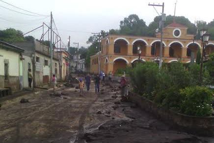 Una de las calles de Jerez que resultó afectada por las inundaciones del jueves último. (Foto Prensa Libre: Óscar González)
