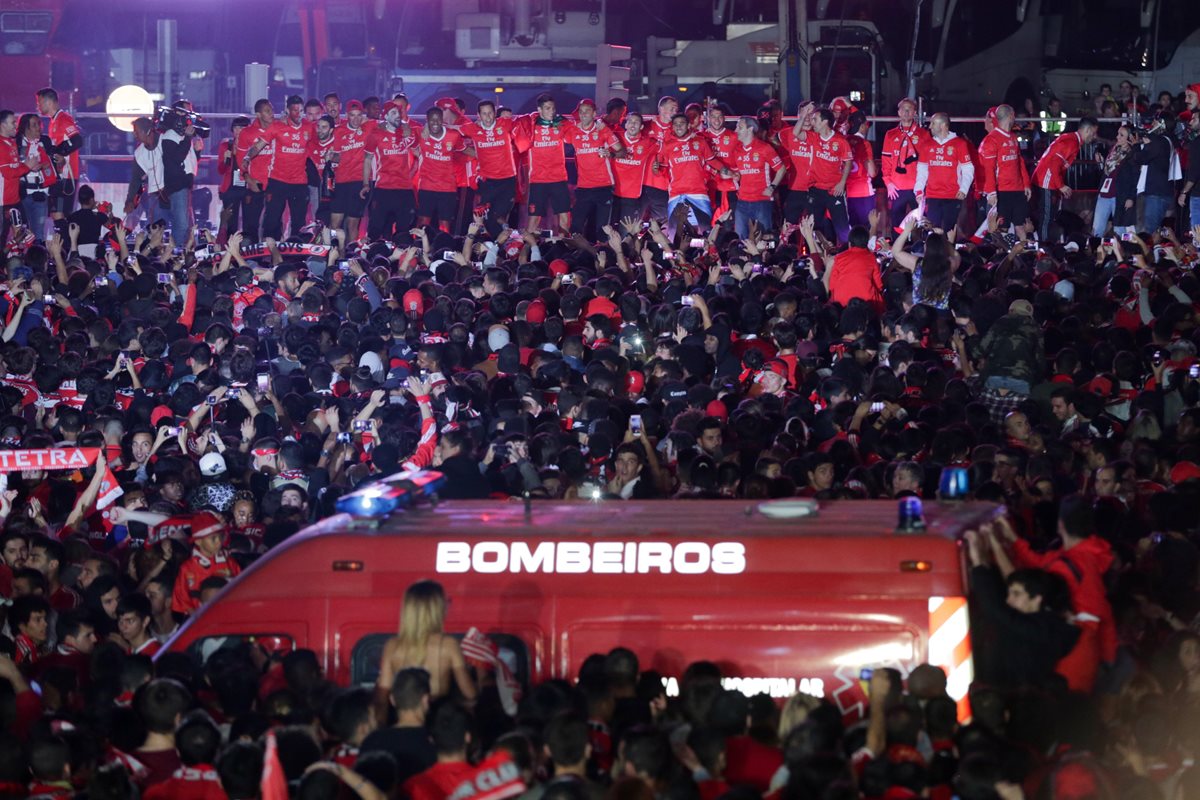 El Benfica fue recibido hoy en el Ayuntamiento de Lisboa por las autoridades municipales y centenares de aficionados que se agolpaban a las puertas del Consistorio. (Foto Prensa Libre: AFP)