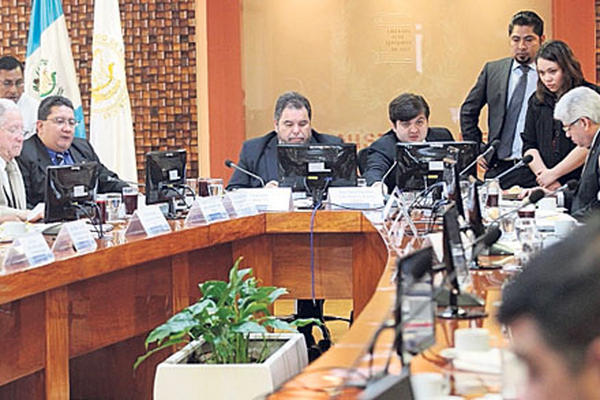 Integrantes de la Comisión de Postulación depuran lista de aspirantes a directorio de la SAT.